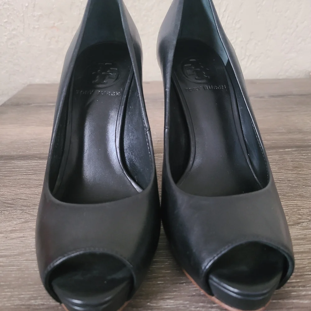 Tory‎ Burch Black Leather Peep Toe Platform Pumps Gold Logo Block Heel